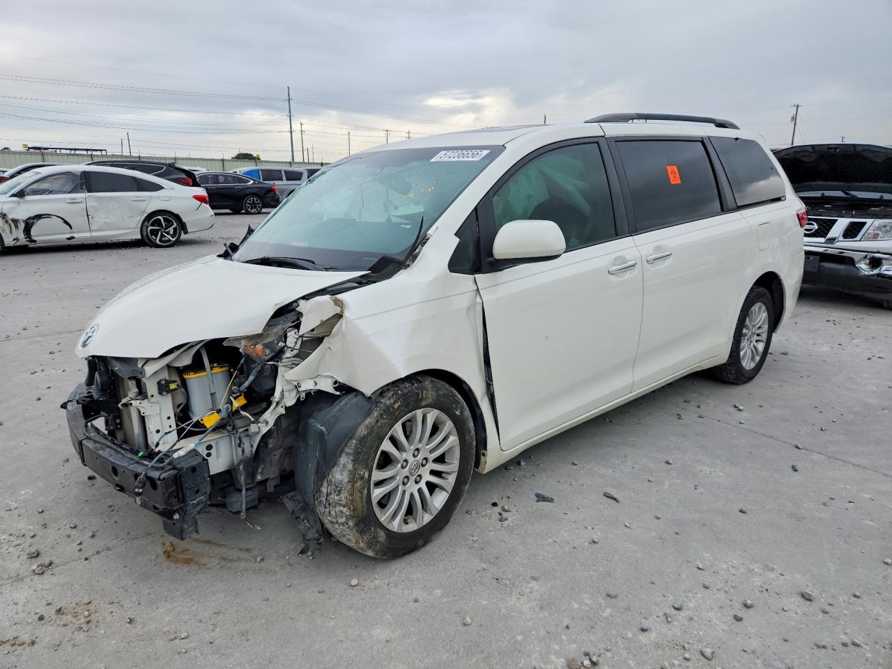 2015 Toyota Sienna — Front End — aukcja Copart tx - ft. worth - 1