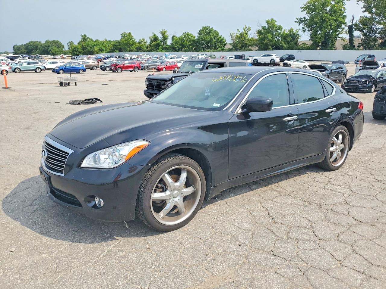 2011 Infiniti M — Side — aukcja Copart mo - st. louis - 1
